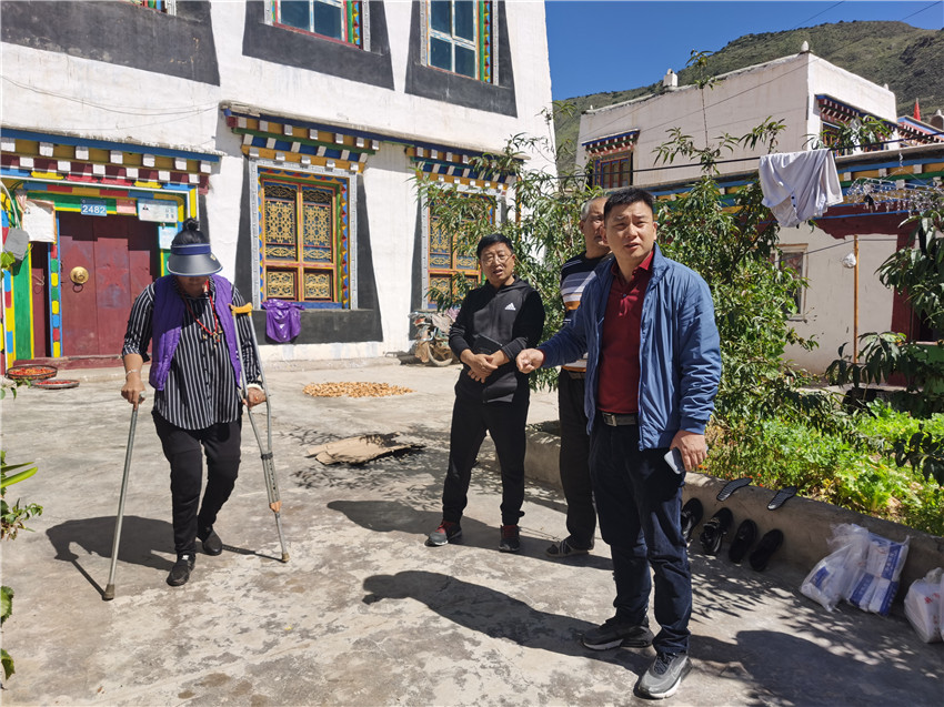 開展助殘行動.jpg 開展助殘行動.jpg