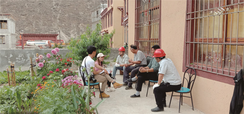 圖為記者在巴塘.jpg 圖為記者在巴塘.jpg