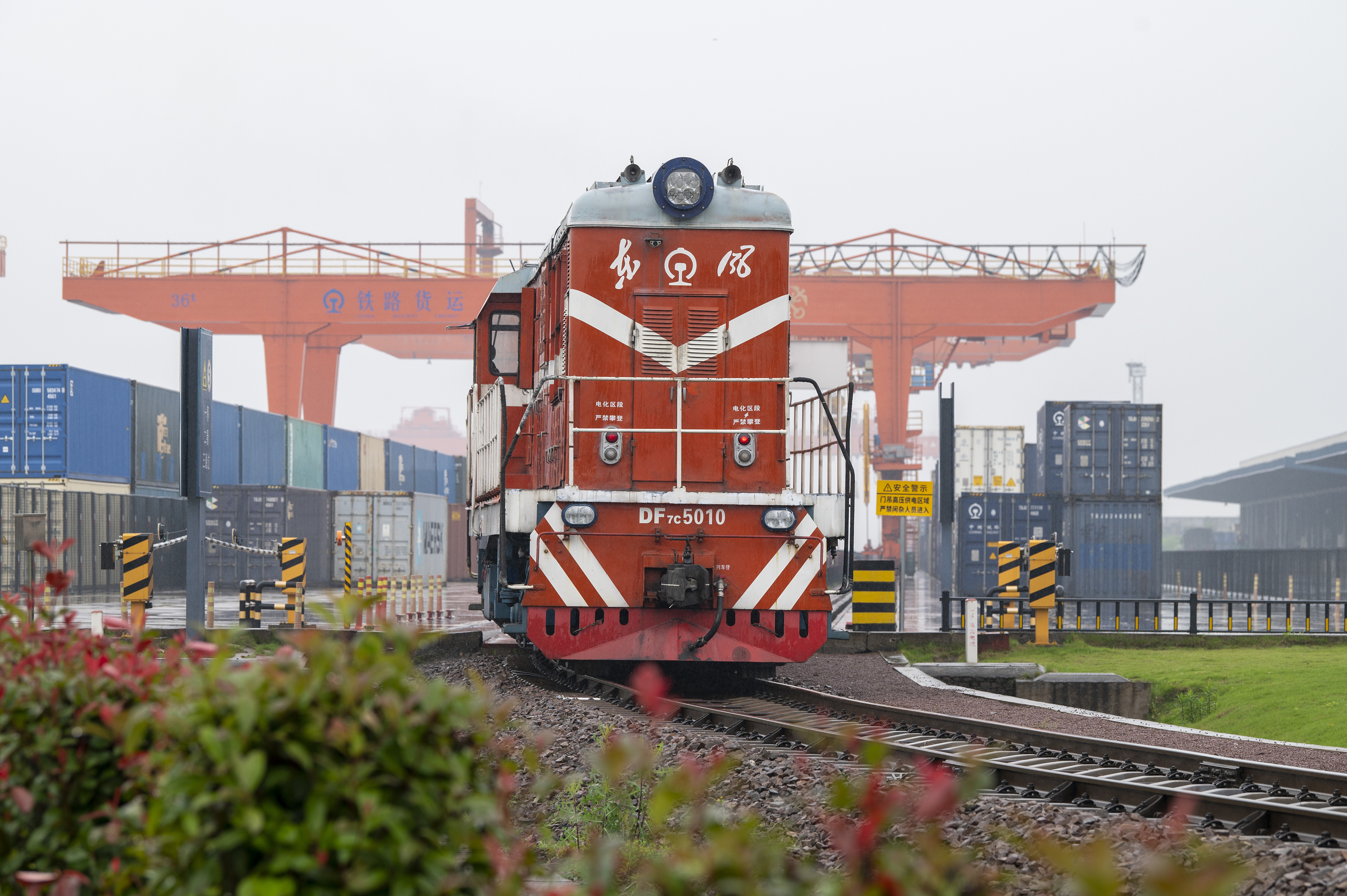2024年5月5日，“五一”假期最后一天。在浙江省金華市金東區(qū)鐵路金華南站，一列滿載110標(biāo)箱的中歐班列緩緩啟程駛往匈牙利。