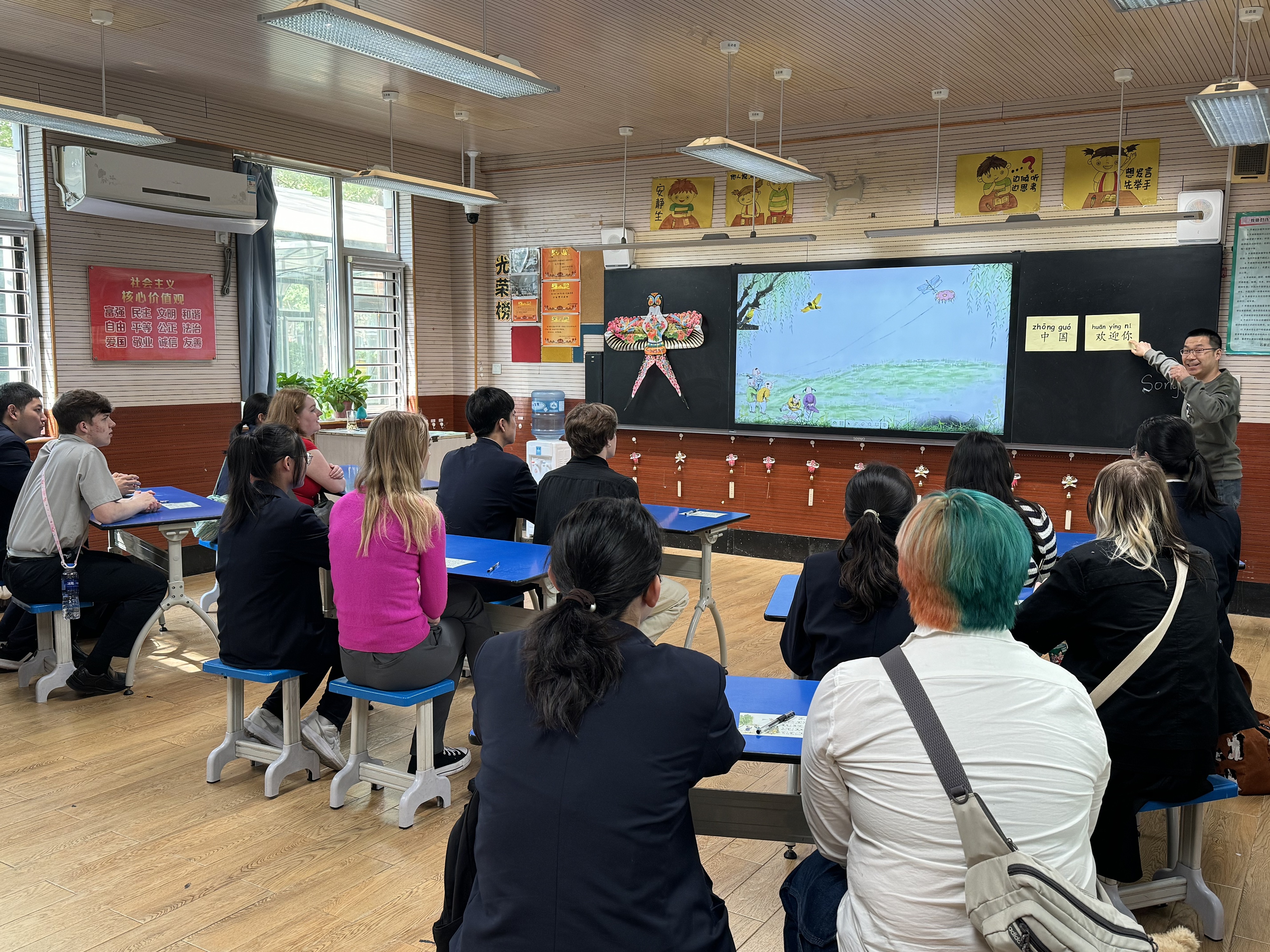 2024年4月20日，美國艾奧瓦州馬斯卡廷高中“友誼傳承”研學(xué)團來到石家莊外國語學(xué)校，中美學(xué)生同上一節(jié)中文課。
