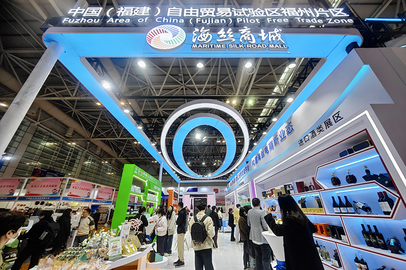 2024年3月18日，第四屆中國跨境電商交易會在福建福州開幕。展會聚焦“鏈接跨境全流域 共建電商新生態(tài)”，集聚全國80余個(gè)外貿(mào)產(chǎn)業(yè)帶的上千家供應(yīng)鏈企業(yè)。