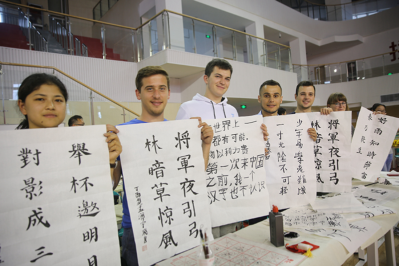 2017年6月5日，來自青島大學和中國石油大學（華東）的外國留學生在展示剛剛現(xiàn)場完成的書法作品。